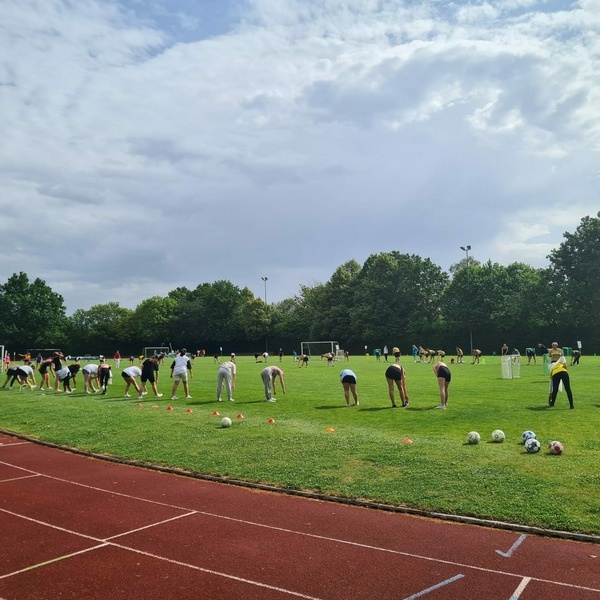 Mdchenfuball im Juni