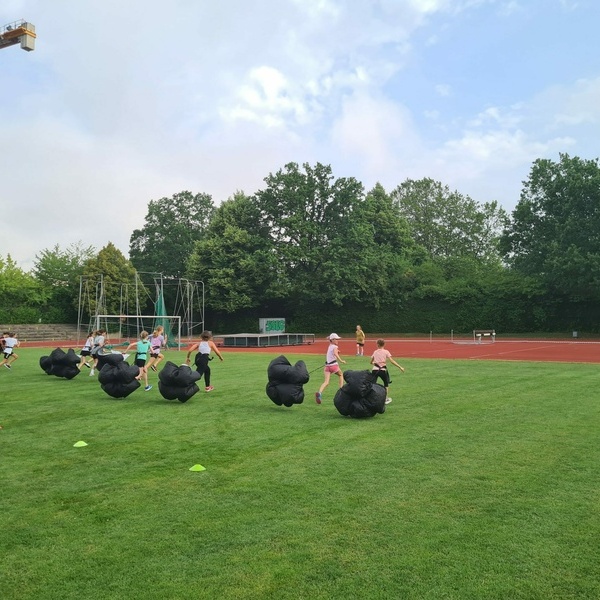 Mdchenfuball im Juni