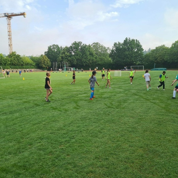 Mdchenfuball im Juni