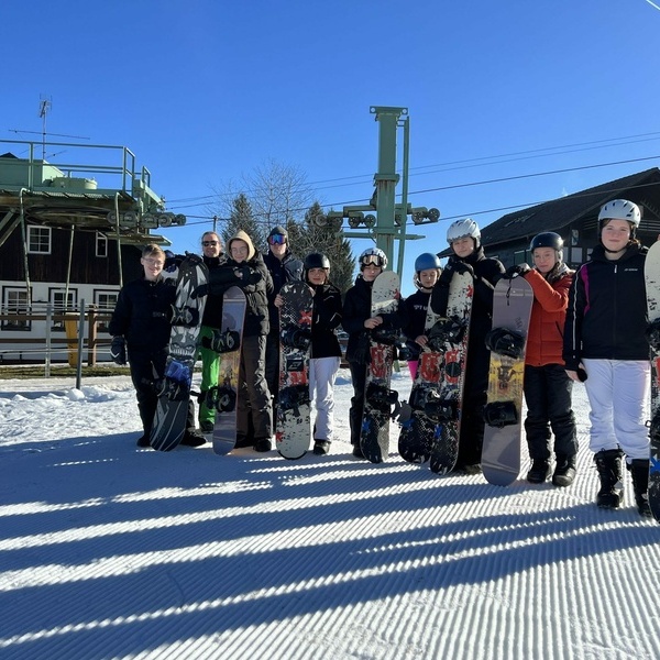 Sonne-Schnee-Snowboards-Schlitten-Schlittschuhe-Schwimmen
