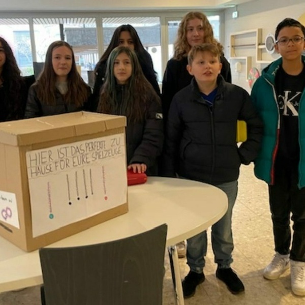Tu-Es-Day Projekt der Klasse R 6a Spielzeuge hin und her